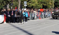 Cumhuriyet Bayramı Töreninde Uzun Süredir Görünmeyen Sokak Köpekleri Dikkat Çekti