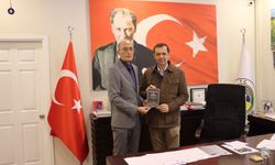 Müdür Akdemir’den Başkan Özalp’e Kitap Hediyesi