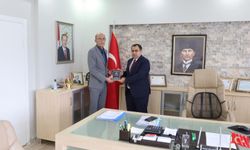 Balaban’a “Tebeşir Tozu ve Gözyaşı” Kitabı Takdim Edildi