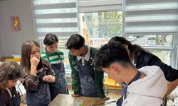 Çocuklar Ebru Sanatıyla Renklerin Dünyasını Keşfetti