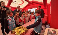 Vali öğrencilerle geleneksel oyunlar oynadı