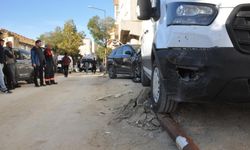 Otomobilin çarptığı kamyonet aydınlatma direğini devirdi: 2 yaralı