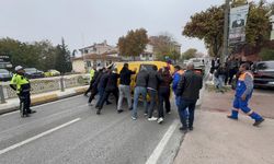 Metrelerce sürüklendi, emniyet kemeriyle hayatta tutundu