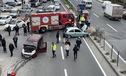 Hafif ticari araç ile otomobil çarpıştı: Yol trafiğe kapandı