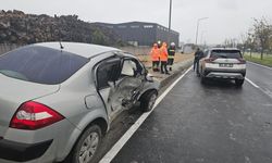 Yağışlı yolda kayan otomobil karşı şeride geçerek kaza yaptı: 1 yaralı