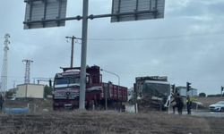 Işıklı kavşakta 2 kamyon çarpıştı: Sürücüler yaralandı