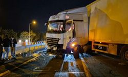 Tır bariyerlere çarptı, Tekirdağ-İstanbul yolu trafiğe kapandı