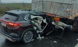 Keşan’da otomobil tırın dorsesine çarptı: 3 kişi yaralandı