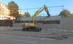 Edirne'de devrilme tehlikesi taşıyan okul duvarı yenileniyor