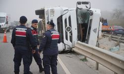 Kum yüklü tır devrildi: Sıkışan sürücü itfaiye tarafından kurtarıldı