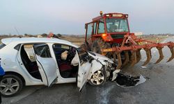 Kırklareli'de traktör ile otomobil çarpıştı: 2 yaralı