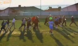 Taraftarlar sahaya girdi, maç tatil edildi