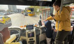 Şoför minibüse binen yolcularına meyve ve şekerleme ikram ediyor