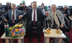 Huzurevinde öğrencilerden emekli öğretmenlere gönülleri ısıtan sürpriz: Gözyaşları sel oldu