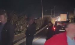 Kontrolden çıkan kamyon elektrik direğine çarparak devrildi, mahalle karanlığa büründü