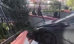 El freni çekilmeyen otomobil bahçe duvarını yıktı