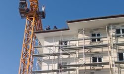 İntihar girişiminde bulunan arkadaşlarına aldırış etmeden çalışmaya devam ettiler