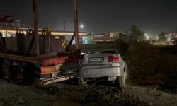 Park halindeki tıra çarpan otomobildeki 2 kişi yaralandı