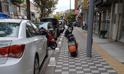 Kaldırıma Park Eden Araçlar Yayaları Zorluyor