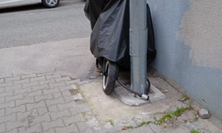 Motosiklet Hırsızlığa Karşı Direğe Kilitlendi
