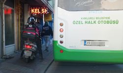 Trafikte Bekleyen Otobüsü Aşmak İçin Kaldırıma Çıktı