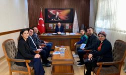 “Ailemiz Şiir Gibi” Kitabı Müdür Altınöz’e Takdim Edildi