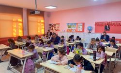 Özderin’den Öğrencilerle “Bir Kitap Bir Dünya” Buluşması