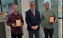 Kütüphane Personeline Plaket Verildi