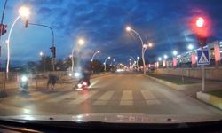 Kırmızı ışık ihlali yapan motosikletli yayaya çarptı, 2 kişi yaralandı: O anlar kamerada
