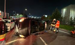 Kontrolden çıkan otomobil park halindeki araçlara çarpıp yan yattı