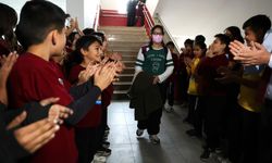 Lösemiyi yenen İkranur 3 yıl sonra okula döndü, çiçek ve balonlarla karşılandı