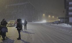 Uludağ'da yoğun kar var...Ekipler yolların kapanmaması için aralıksız çalışıyor