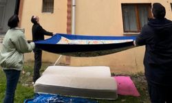 Mahsur kalan kedi için yatak taşıyıp battaniye gerdiler