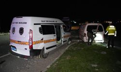 Edirne’de "dur" ihtarına uymayan minibüs 8 kilometrelik kovalamaca sonrası yakalandı: Araçtan 20 göçmen çıktı