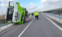 Kırklareli'de yem yüklü tır köprüde devrildi