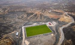 Mardin'de UEFA standartlarında çim yüzeyli futbol sahasında sona gelindi