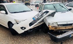 Ceylanpınar'da 2 otomobil çarpıştı