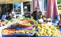 Kuşadası'nda Yerel Üretici Sergisi'nın tezgahları kışa özgü sebze ve meyvelerle doldu