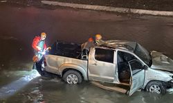 Ağrı'da Murat Nehri'ne uçan pikaptaki 5 kişi yaralı kurtarıldı