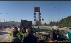 Bariyerlere saplanıp demir yığınına dönen kamyon kabininde can pazarı