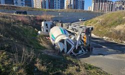 Virajı alamayan beton mikseri yan yattı, beton yola döküldü