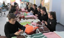 Edirne'de ilmekler iyilik için atılıyor: Çocuklar örüyor, anneler birleştiriyor