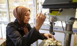 Eşinden öğrendi, dökümü sanat eserine dönüştürüyor