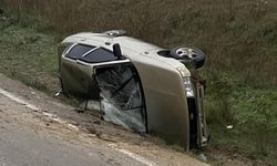 Yoğun sis beraberinde kaza getirdi: Devrilen otomobil sürücüsü yaralandı