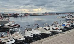 Poyraz küçük tekne balıkçılarını limana bağladı, ağlar tamire alındı