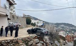 Antalya'da geri manevra yapan araç şarampolde asılı kaldı