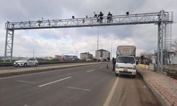 Kazada zarar gören otoyol plaka tanıma sistemi direği yenilendi