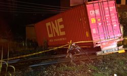 Kontrolden çıkan tırın raylara uçtuğu kazada tren seferleri durduruldu: 1 ölü