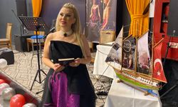 Aygül Yürür Hem Kitabını Hem Şarkısını Tanıttı