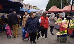 Cumartesi Pazarı’nda Soğuğa Rağmen Yoğunluk